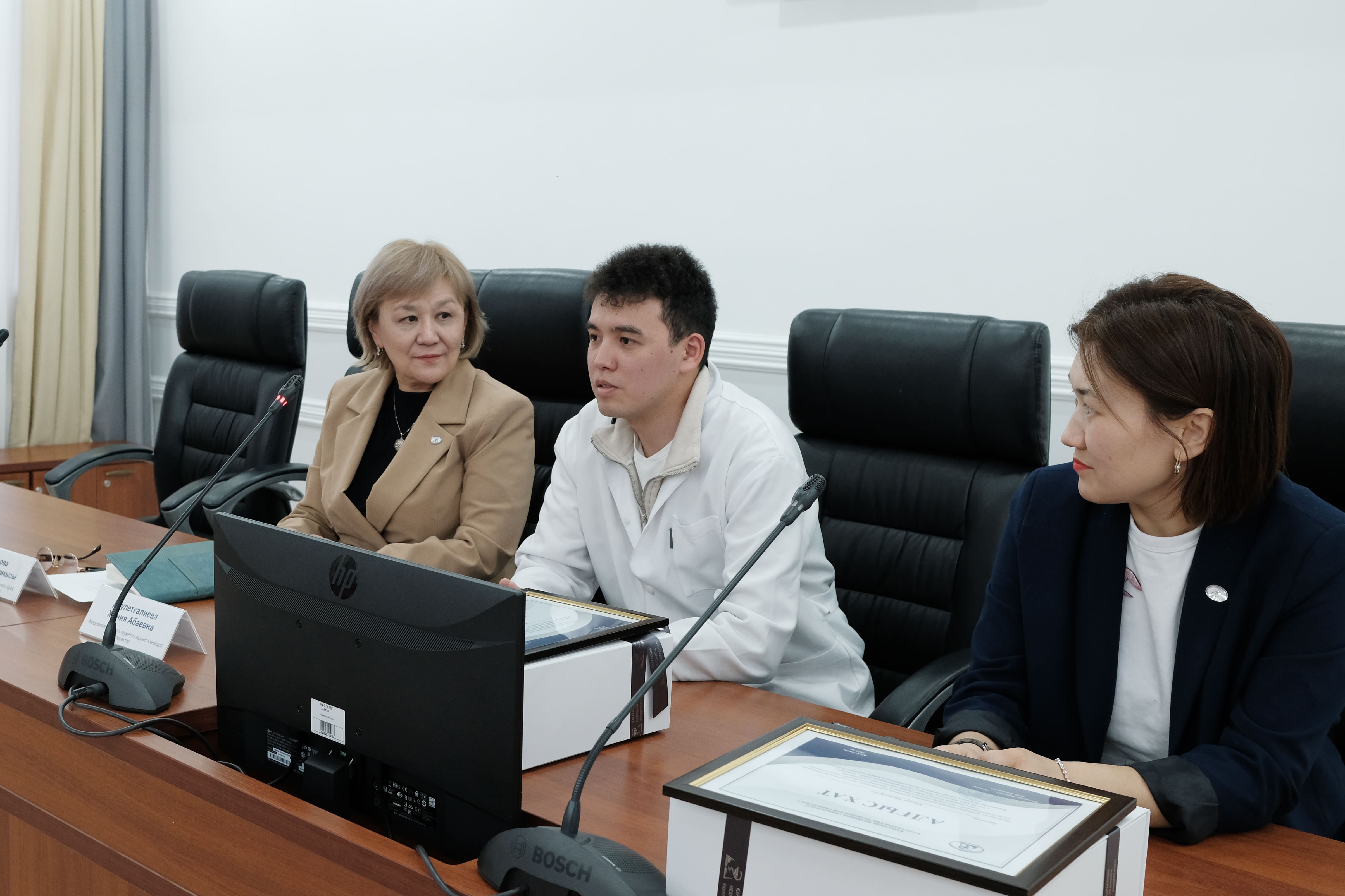 KMU students saved passengers on a plane