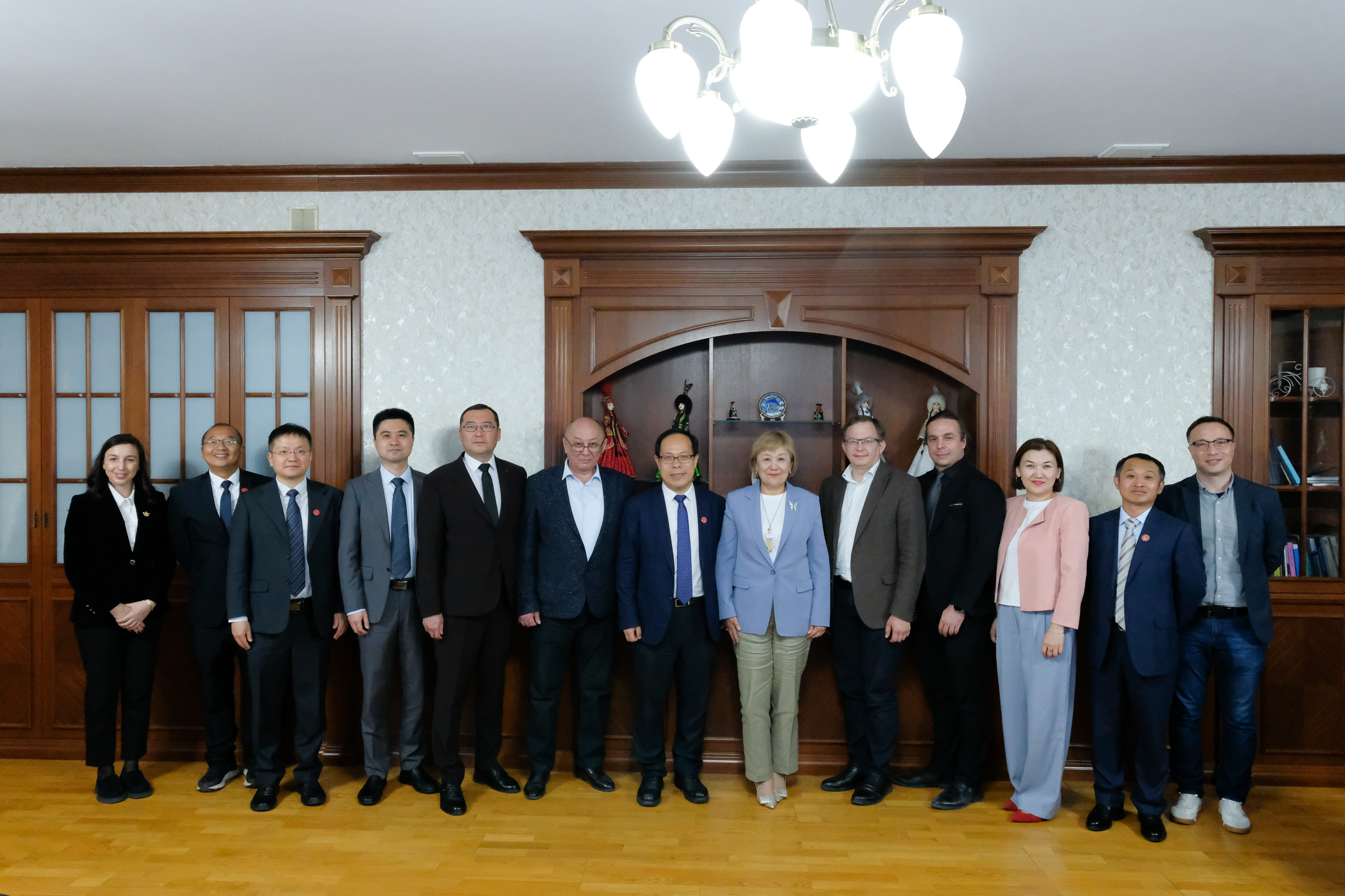 Жоғары әлеует және ортақ мақсаттар: ҚМУ мен Хidian University бірлескен білім беру бағдарламасы мен зертхананы құрады